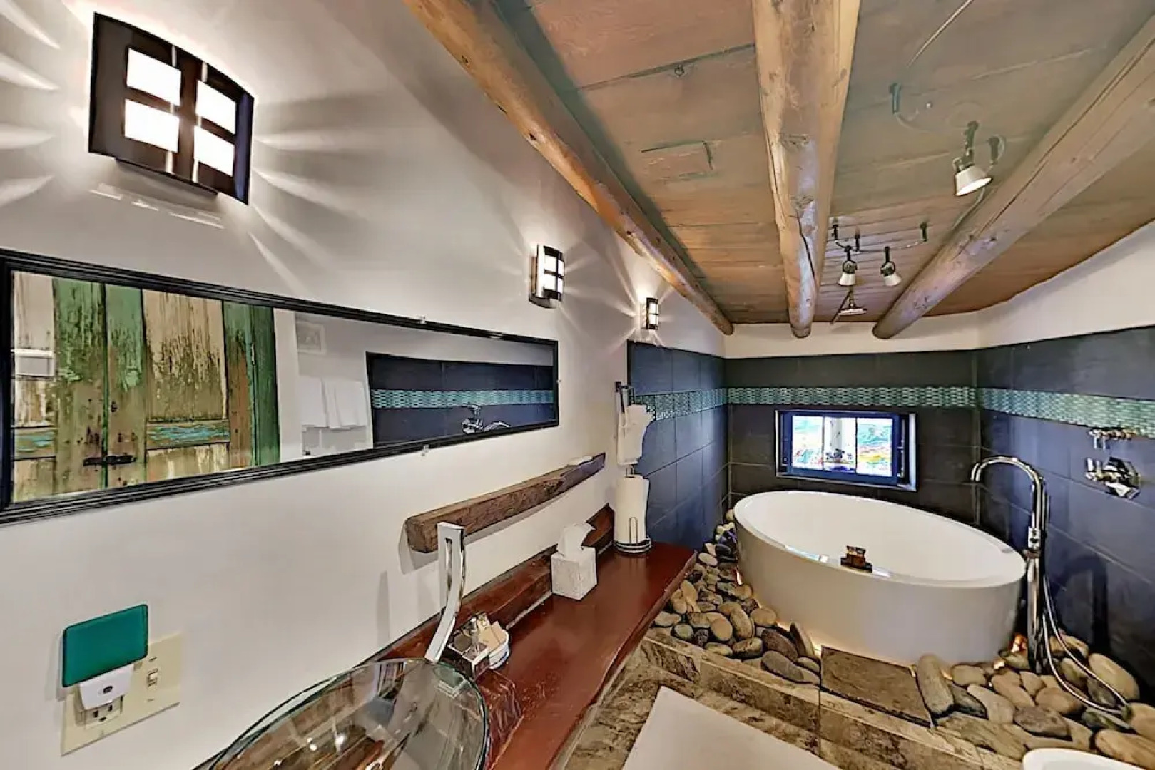 Gorgeous Suite: Full Kitchen, Jetted Tub & 2 Kivas 1 Bedroom Duplex