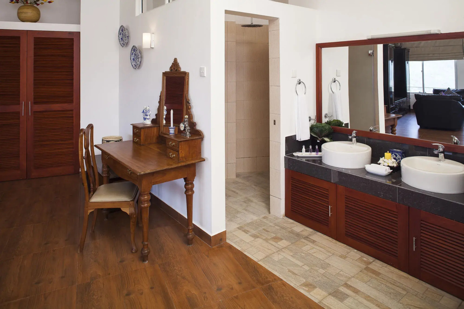 The Albatross, Kandy