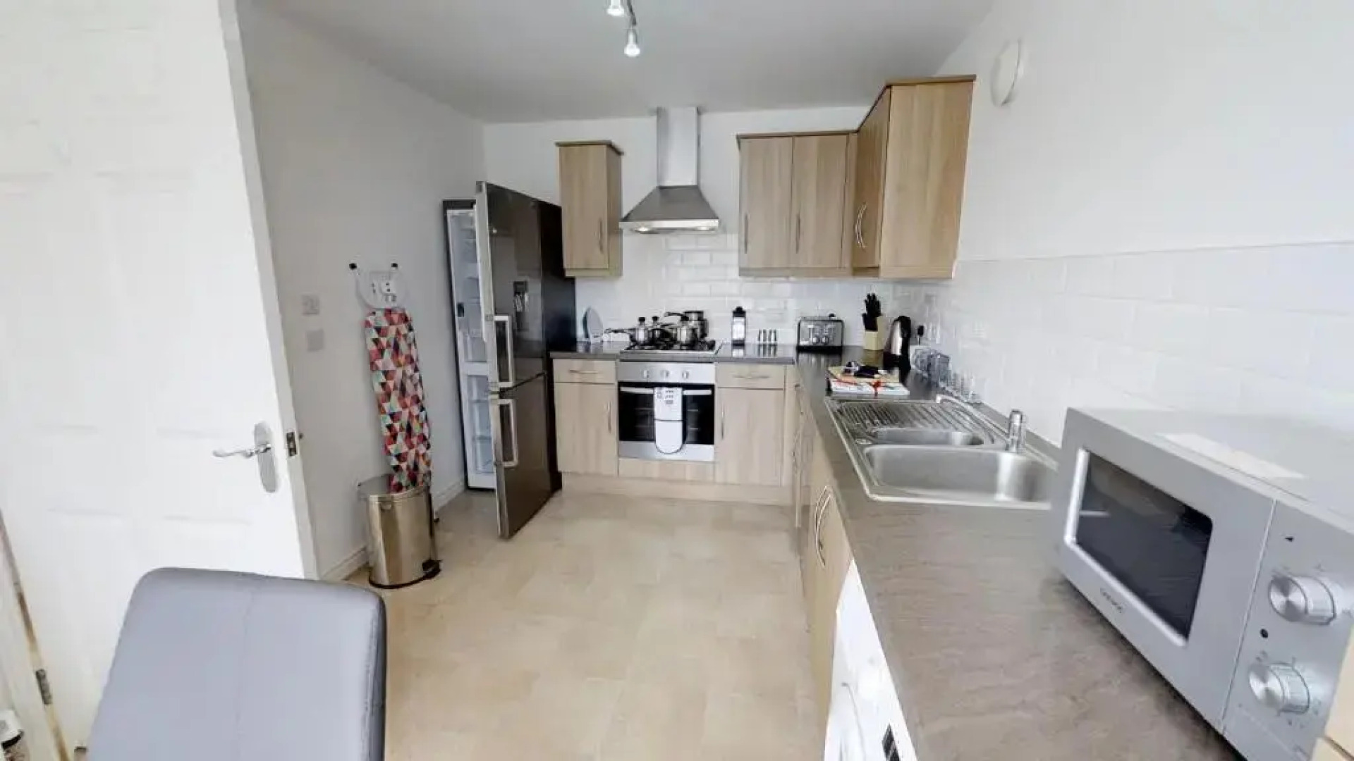 StayZo Cole Green Lane Accommodation- FREE Parking