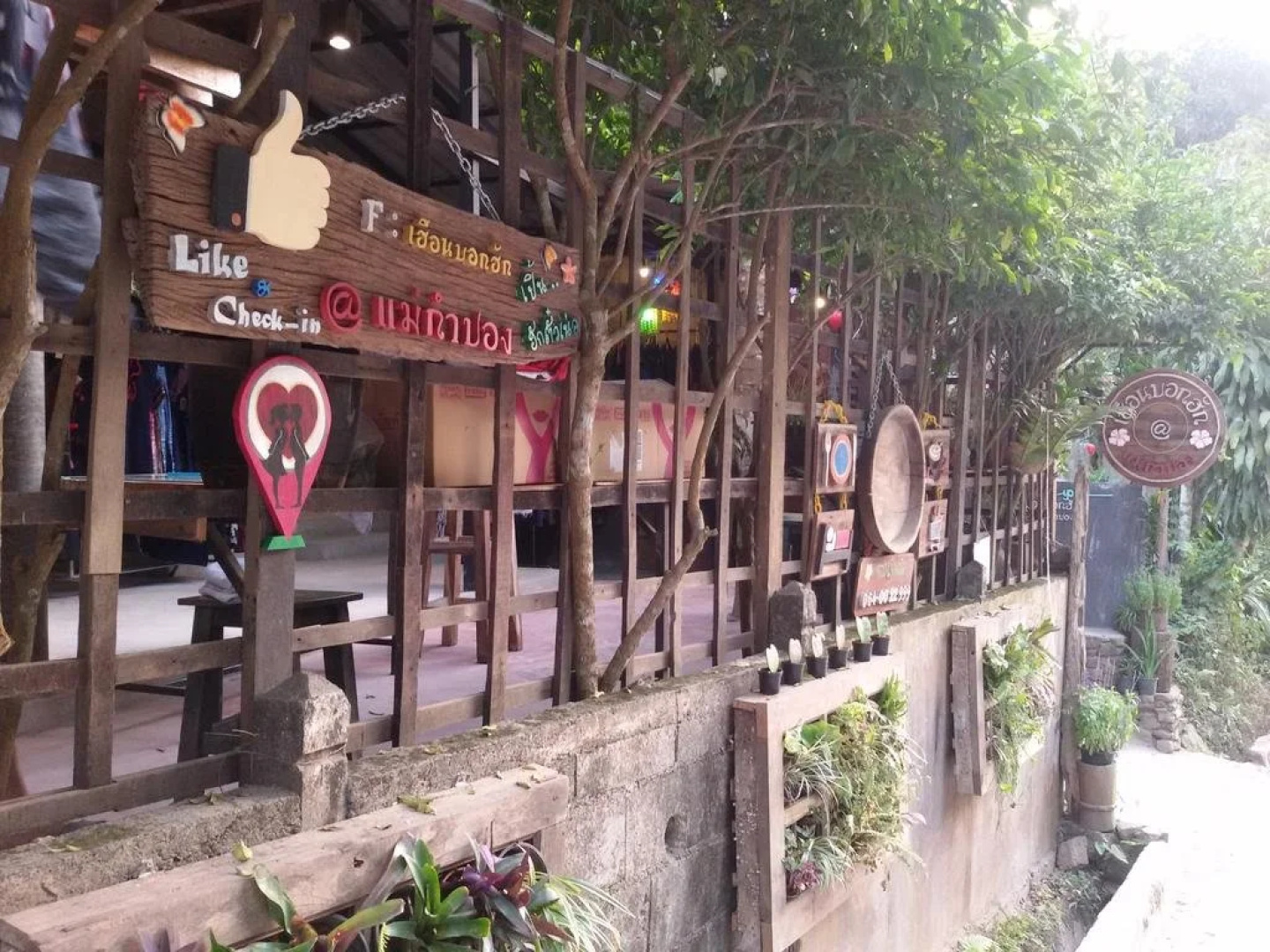 清迈湄康蓬胡安伯格哈格酒店(Maekampong Huean Bog Hug Chiangmai)