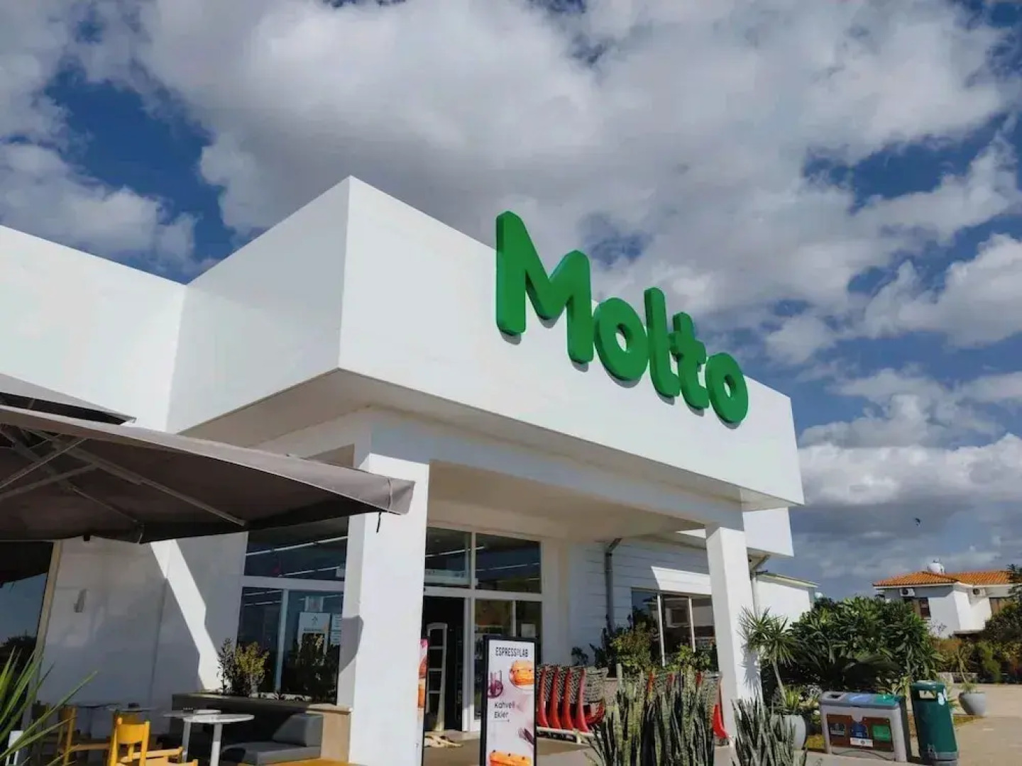 Villa for 9 Guests, Pool, Parking, Walk to Beach