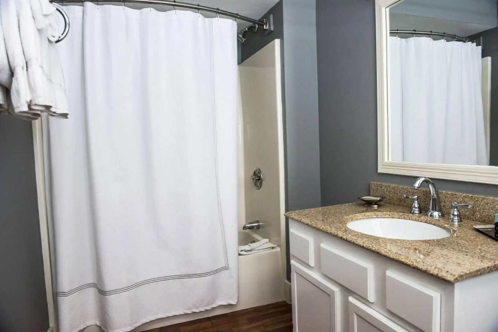 Vineyard Square Hotel & Suites