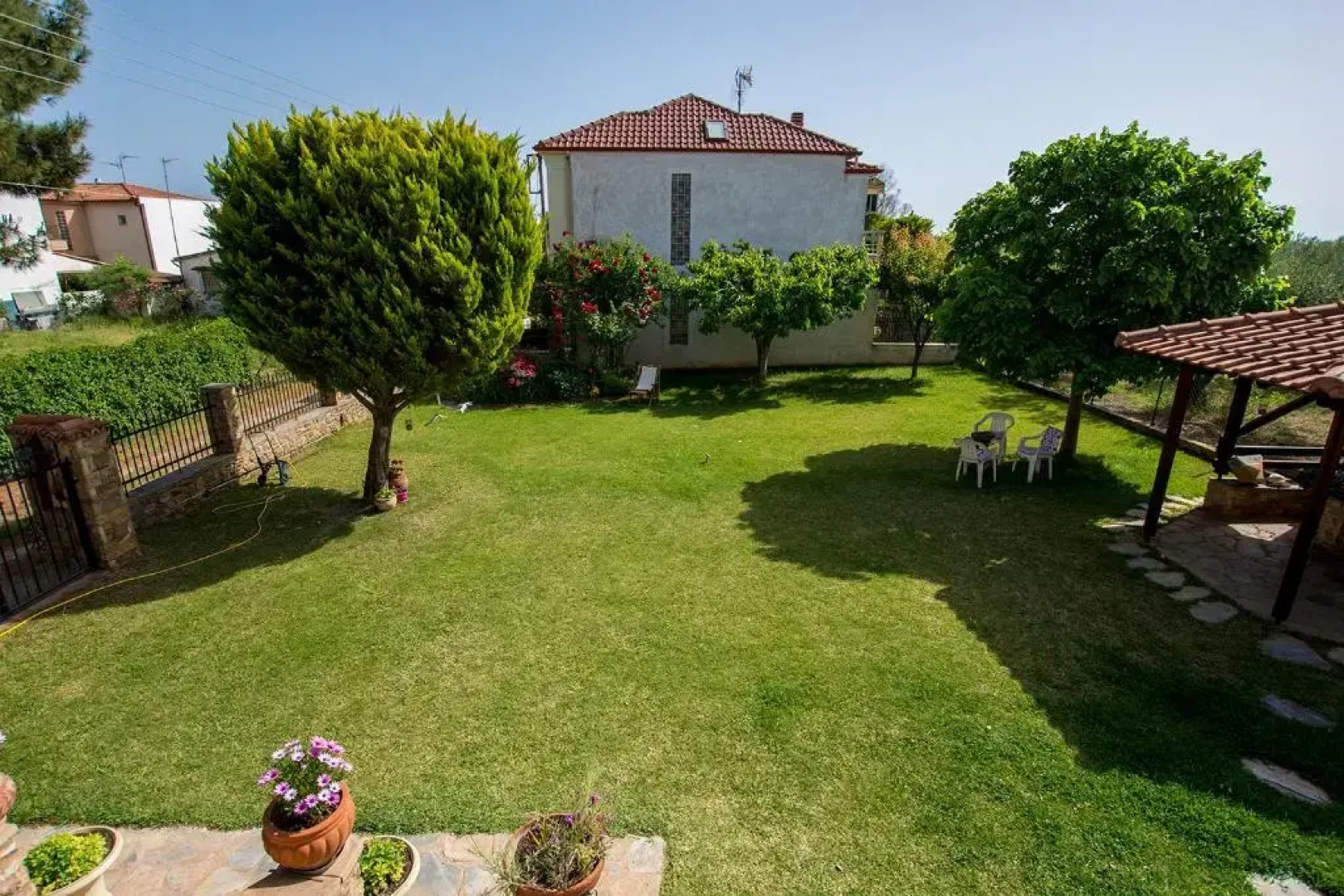 Rustic, luxurious,garden villa 70m from the sea