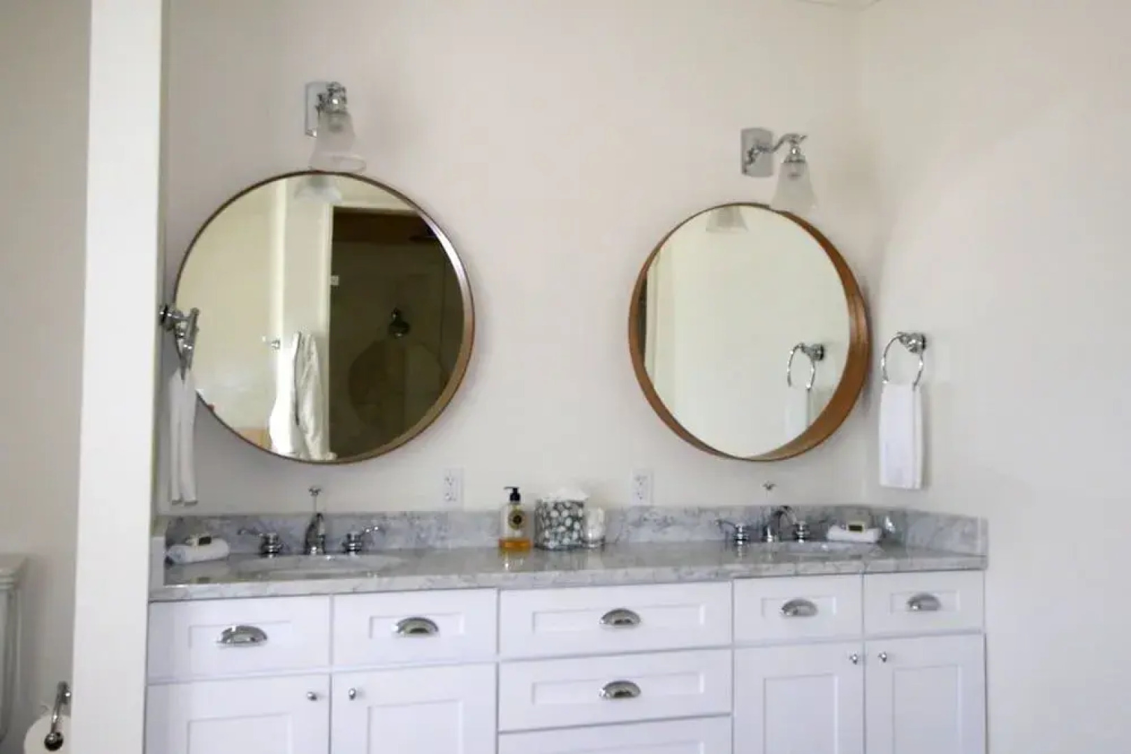 The Sandpiper Inn & Cottages