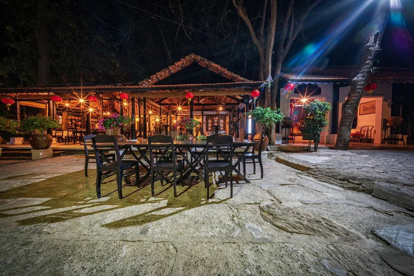 Ven Song Riverside Hotel