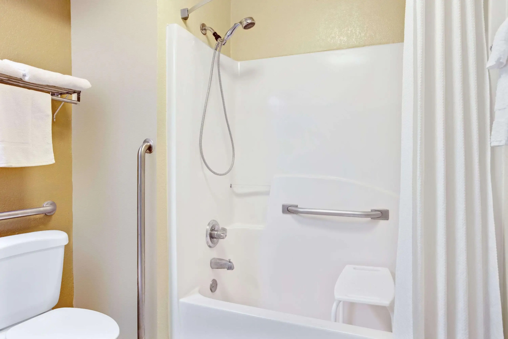 Days Inn & Suites by Wyndham Stockbridge South Atlanta