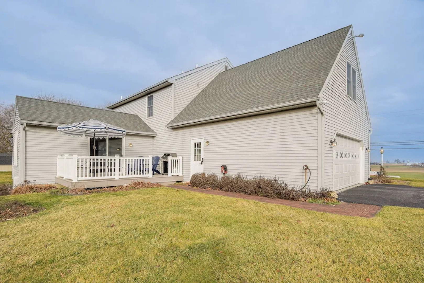 4 Mi to the Amish Village: Spacious Home w/ Deck!