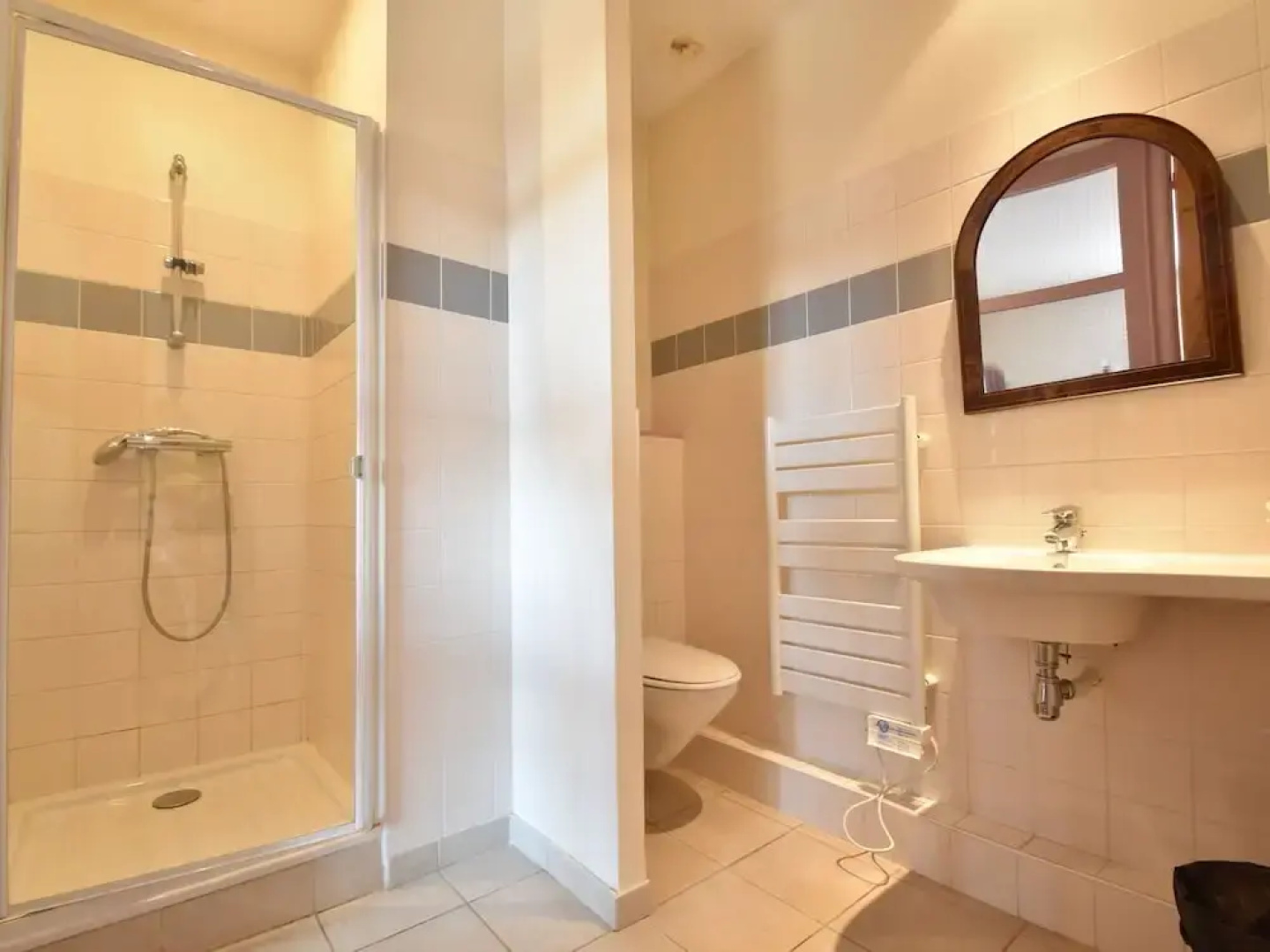Spacious Mansion in Vinzelles With Swimming Pool