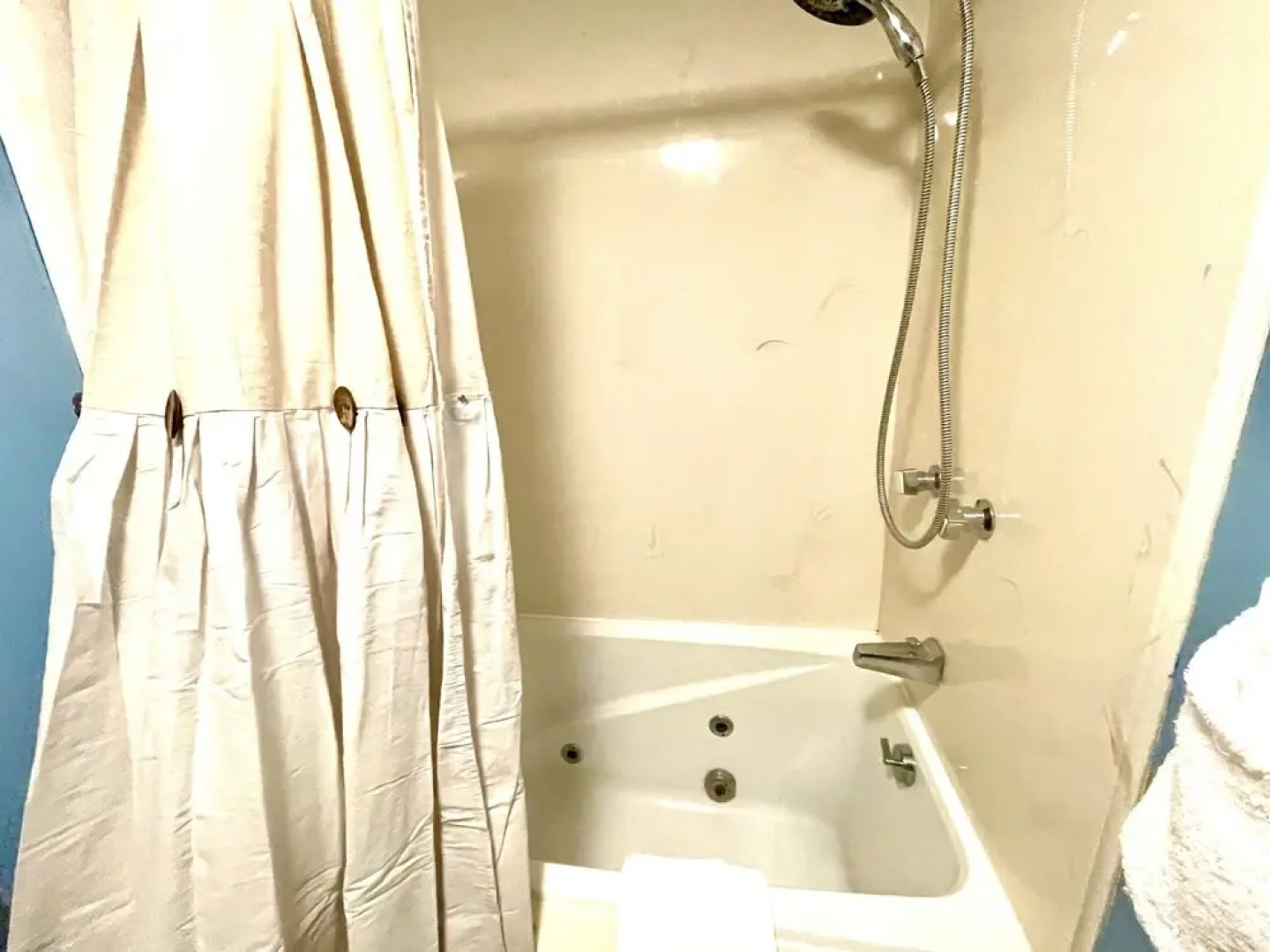 Forest view, log-sided two bedroom, two bath condo on Lake Ouachita. 2 Condo by RedAwning