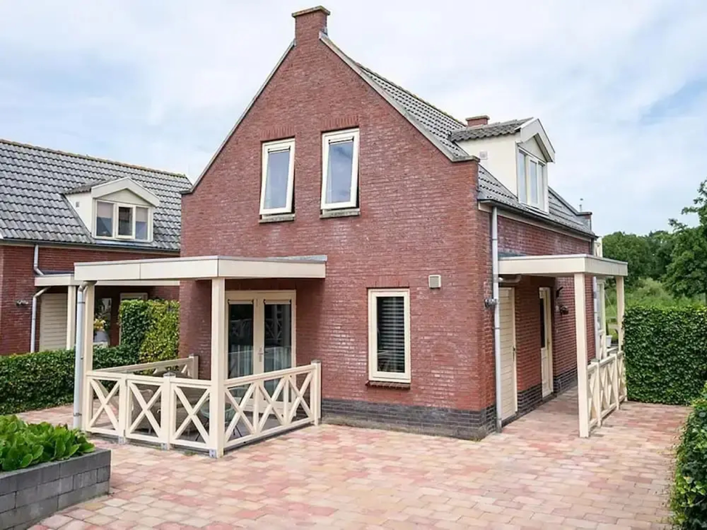 Bungalow by Water Near Rotterdam and Zeeland
