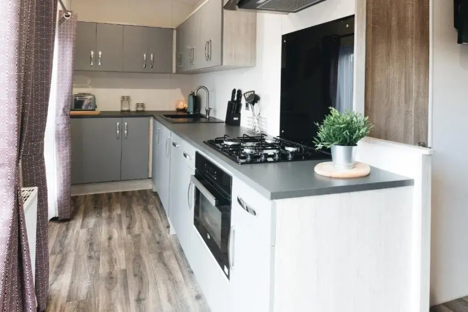 White Horse Holiday Park, Lincoln with Private Hot Tubs