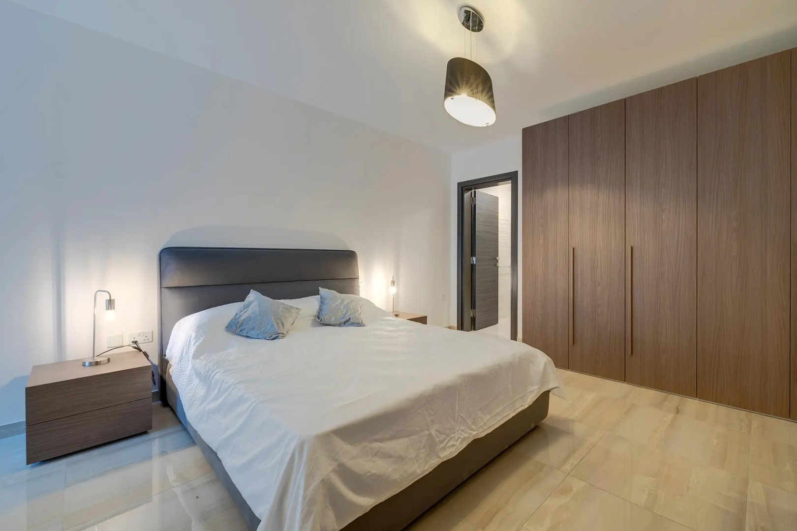 Chic 2BR Apartment, Ideal Location