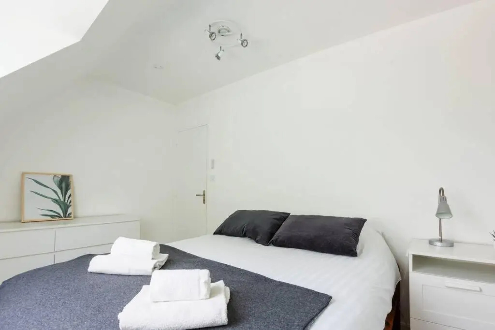 Charmante maison spacieuse et lumineuse, au calme avec un petit jardin