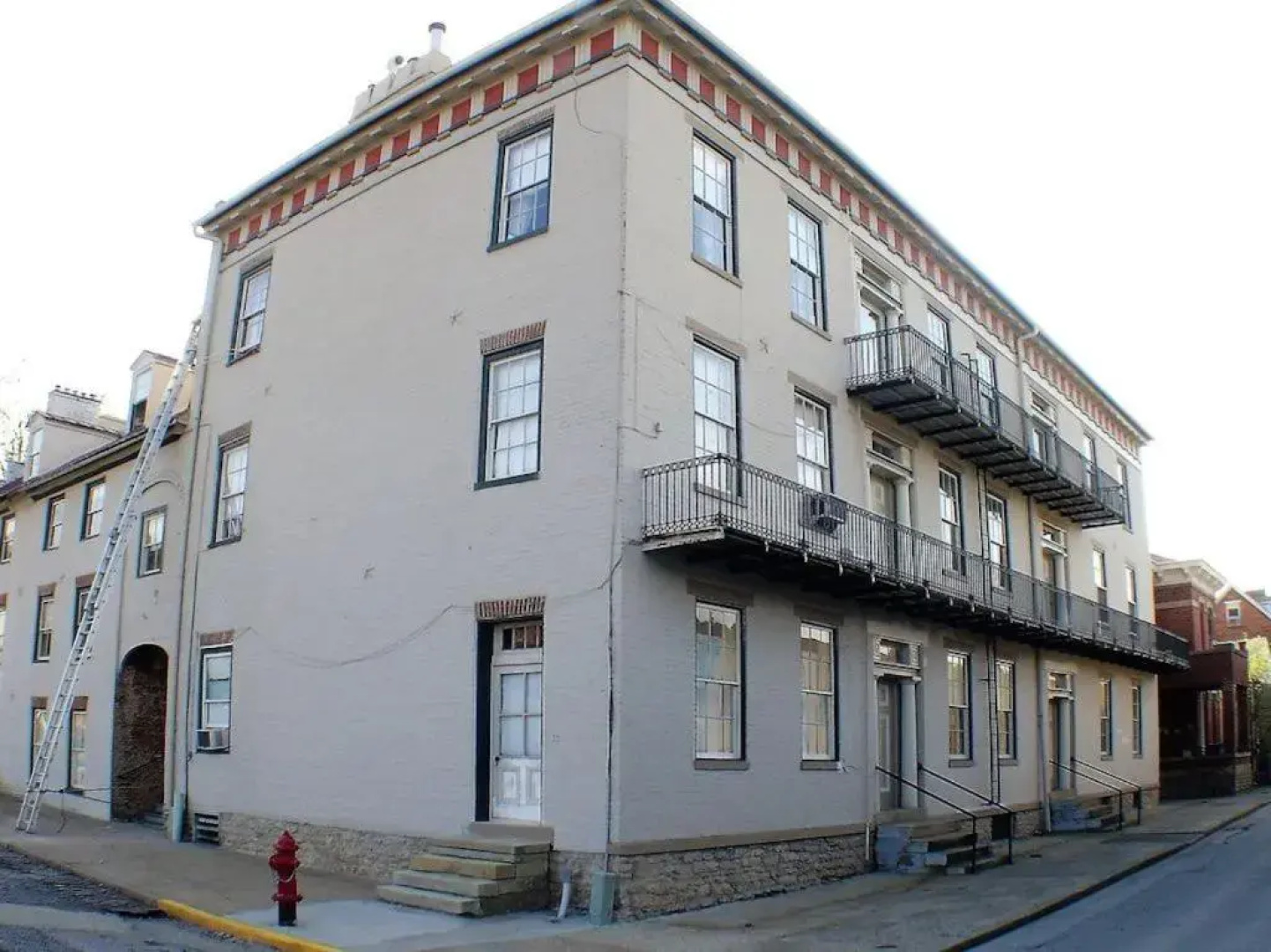 Lee House Inn