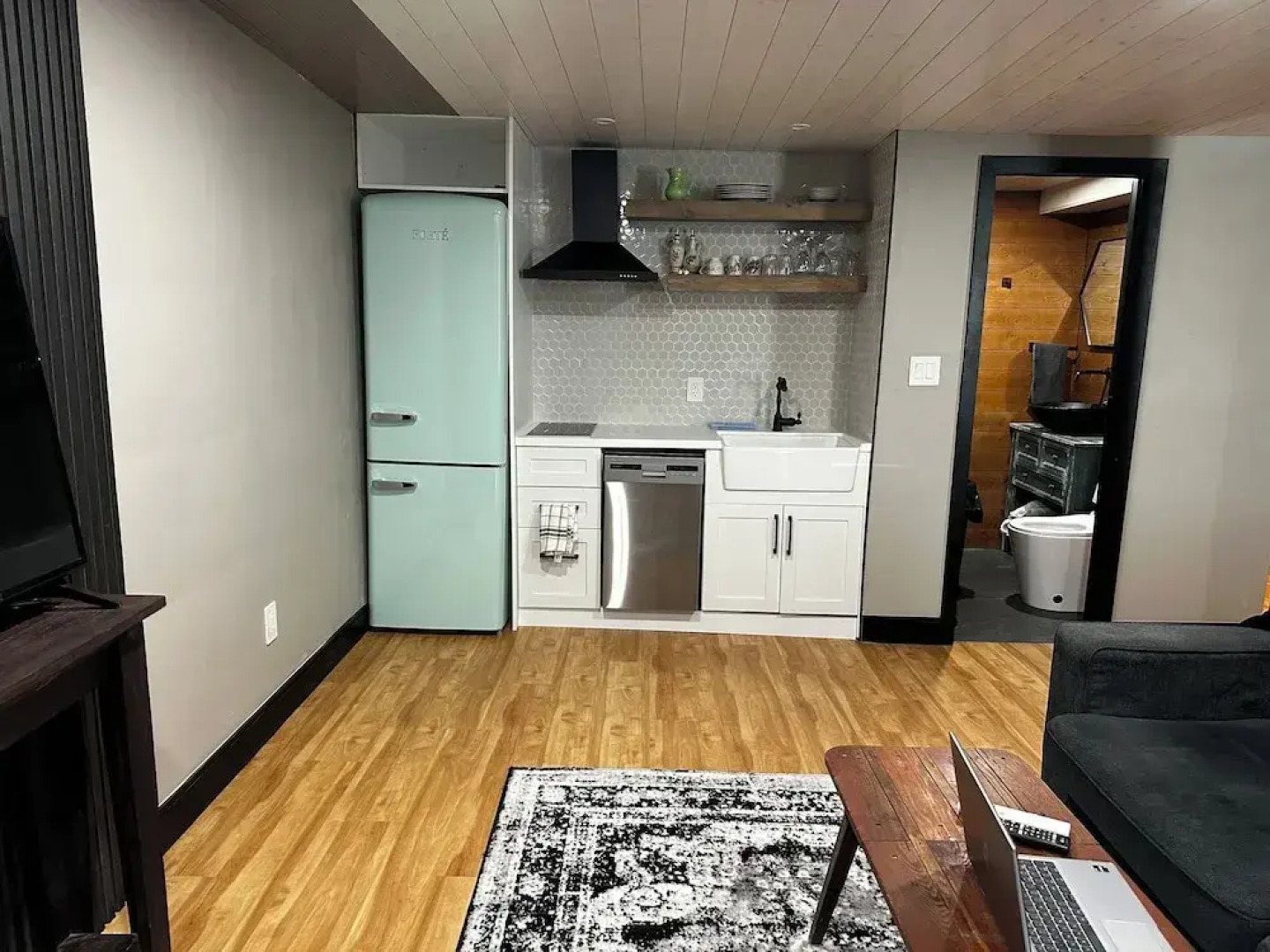 Beamsville Rustic Modern Suites