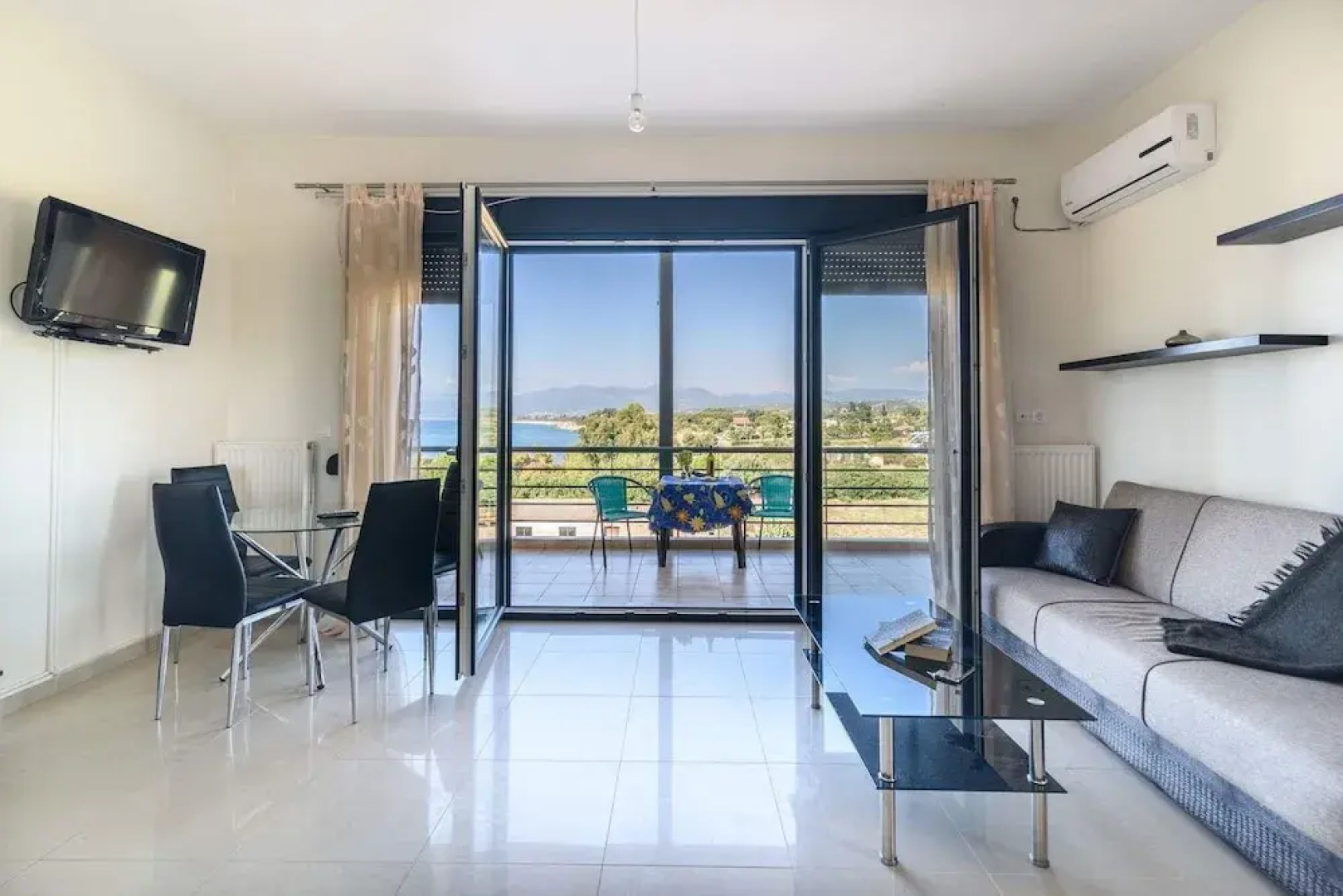 Kyparissia sea view apartment