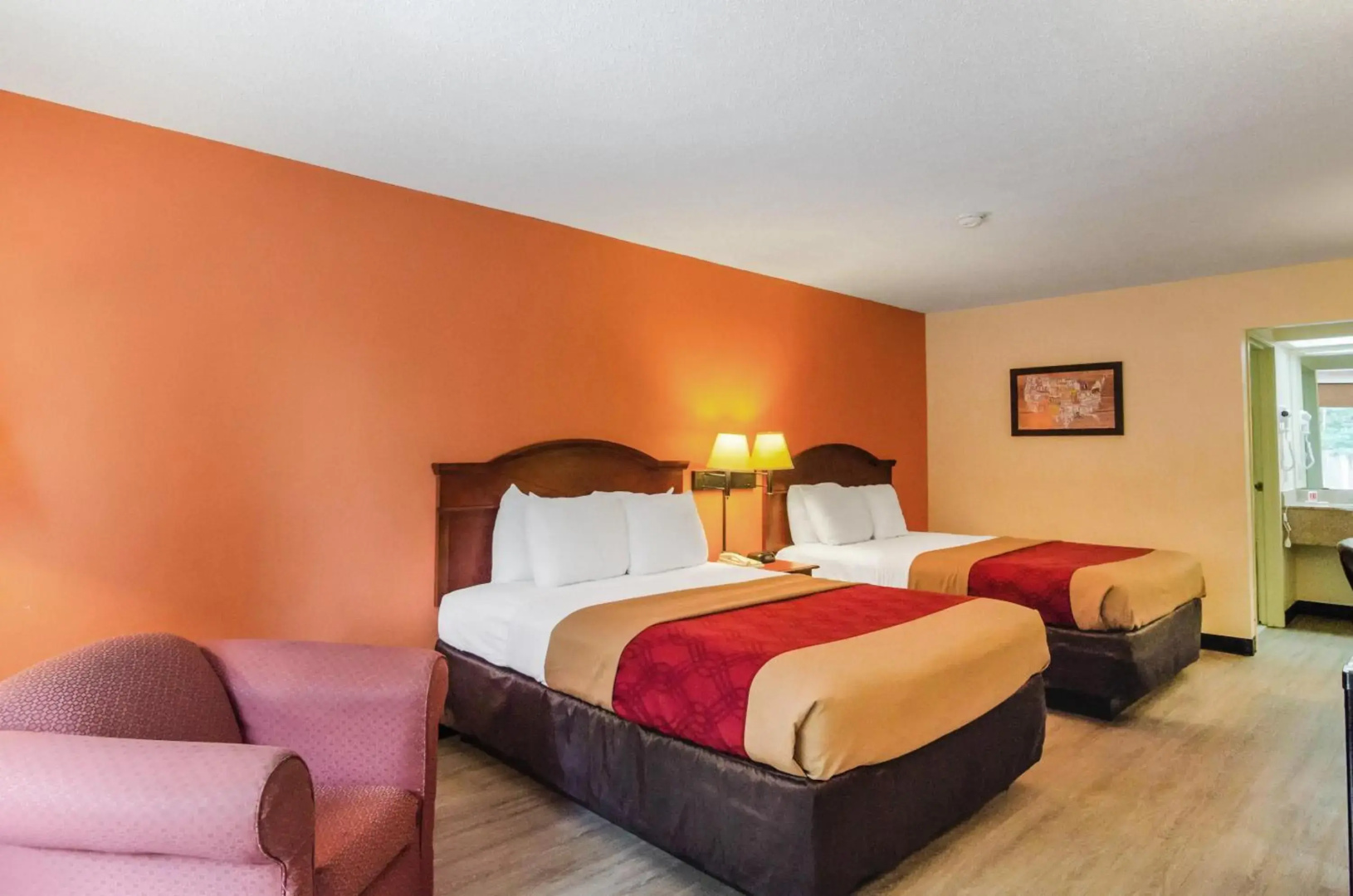 Econo Lodge Inn & Suites