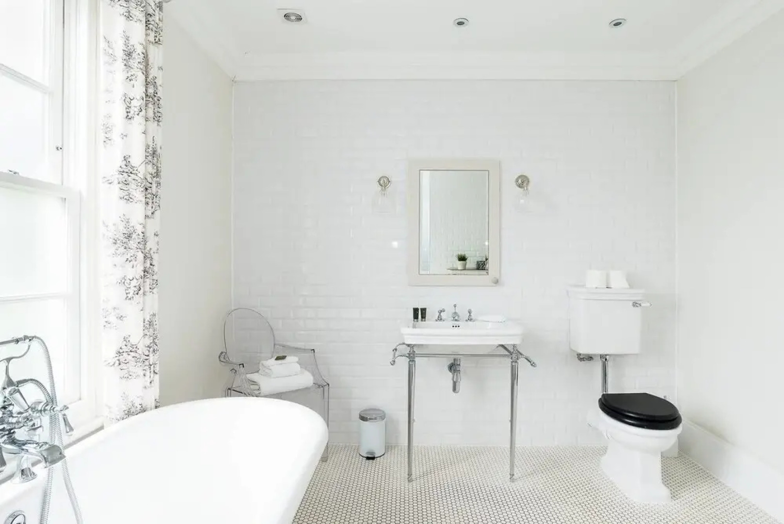 Stylish 5BR House in Hampton Court