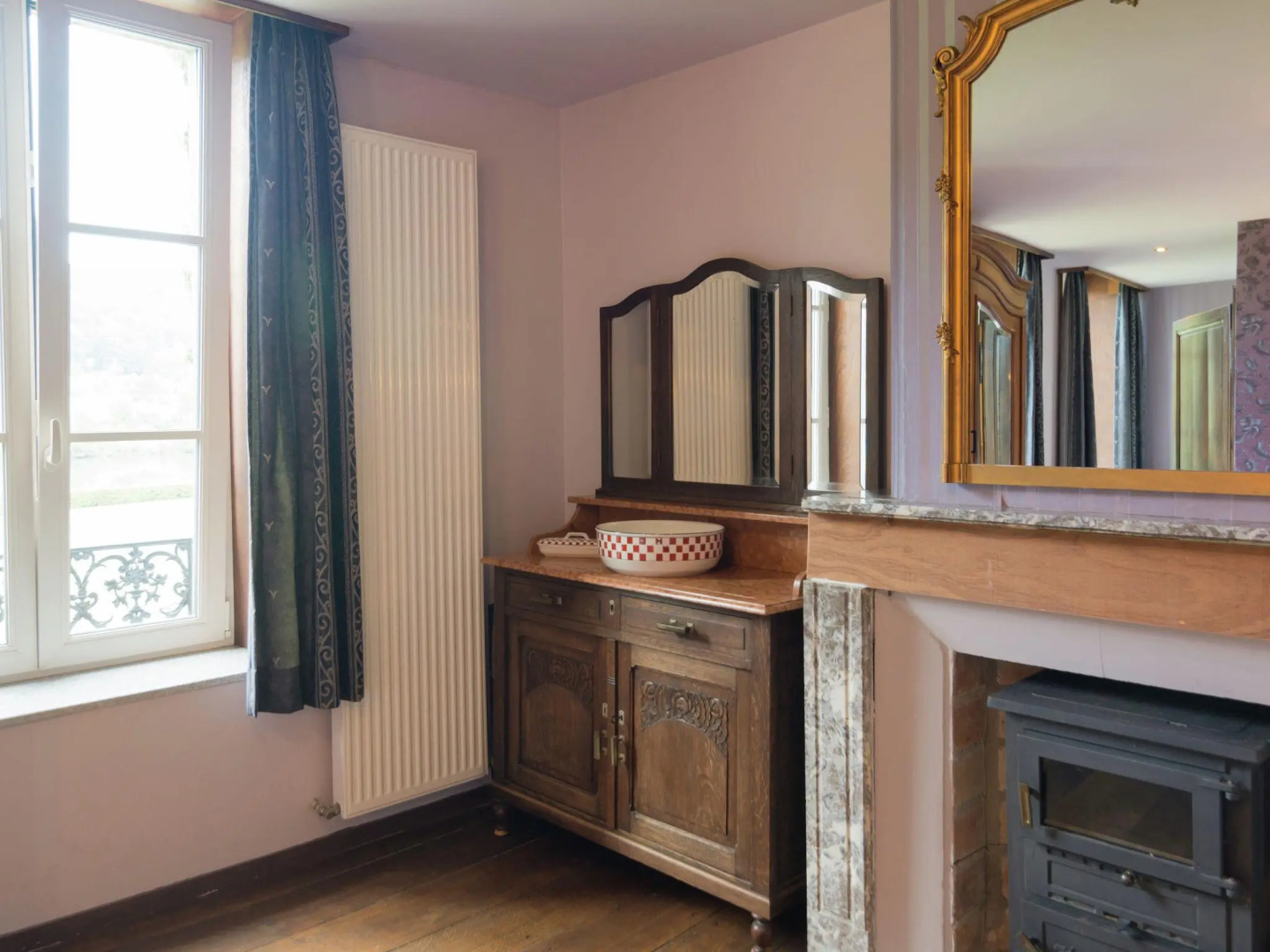 Attractive Castle in Vireux-Wallerand with Garden