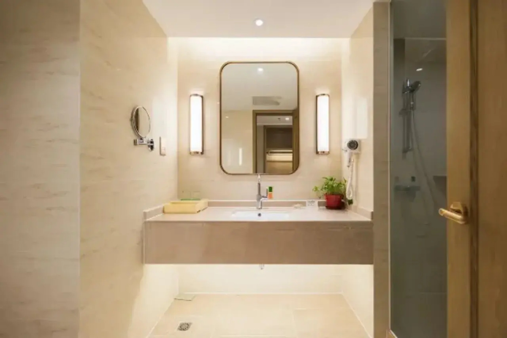 Vienna International Hotel (Haikou Old Town High-speed Railway Station)