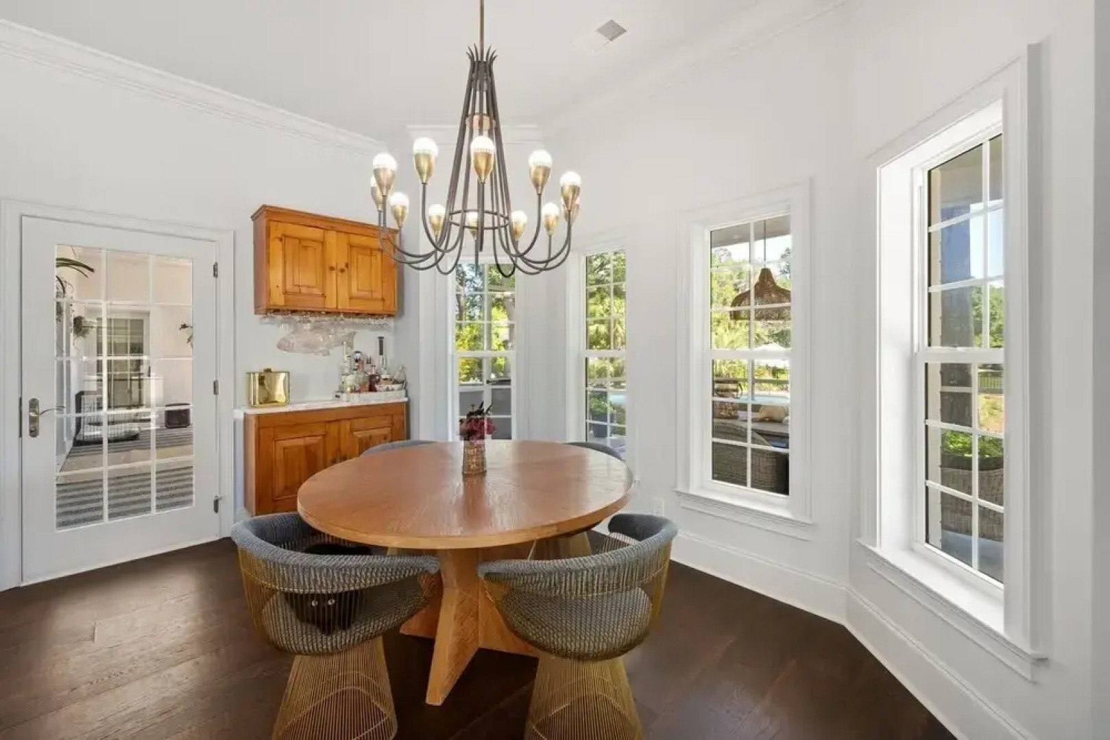 4 bedroom, 4.5 bath overlooking the pond, private pool! The White House 4 Home