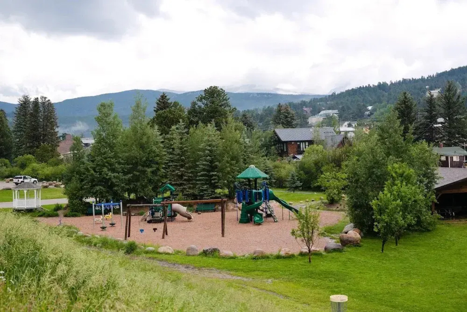 Nederland Getaway 4 Bedroom Home by RedAwning