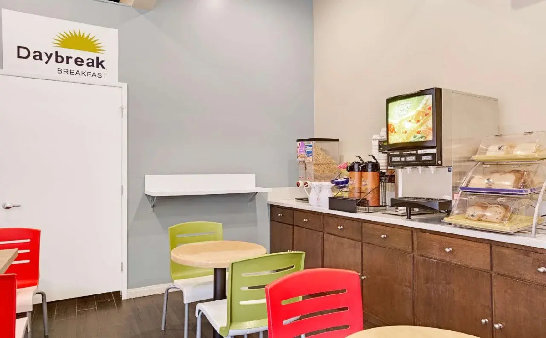 MC Pacific Inn & Suites