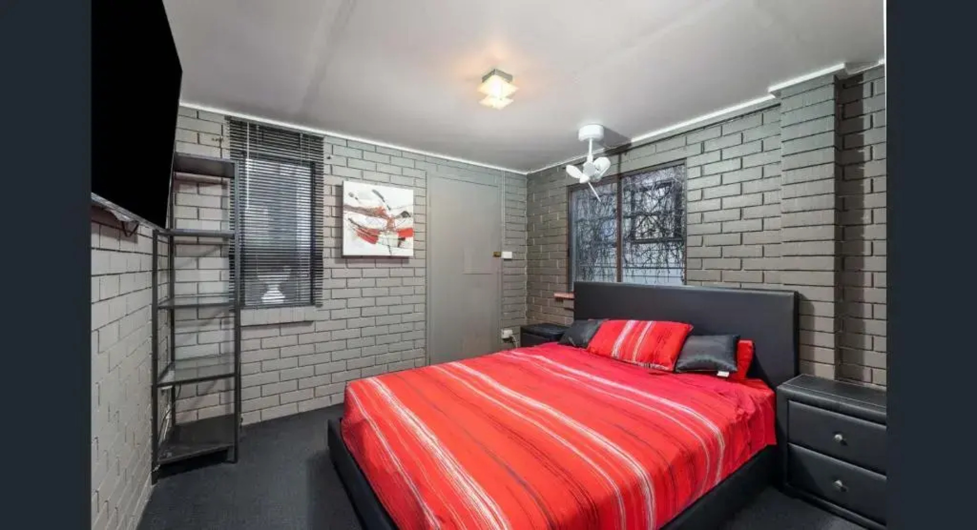 The Weeping Elm - Large and Spacious