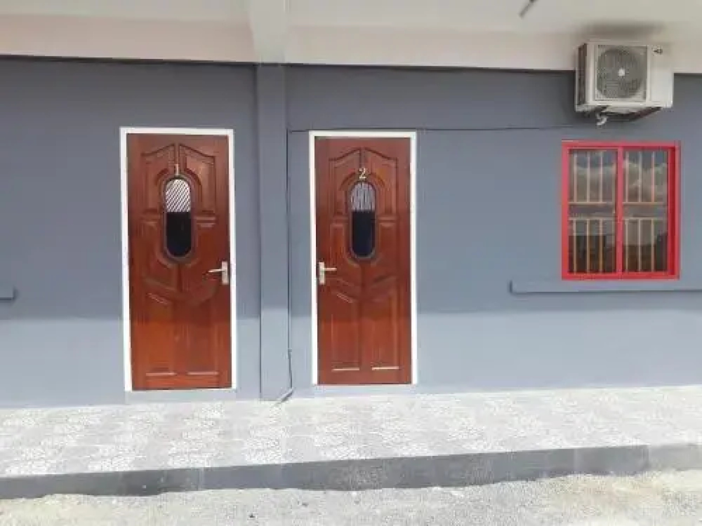 Rumanija's Airport Rooms