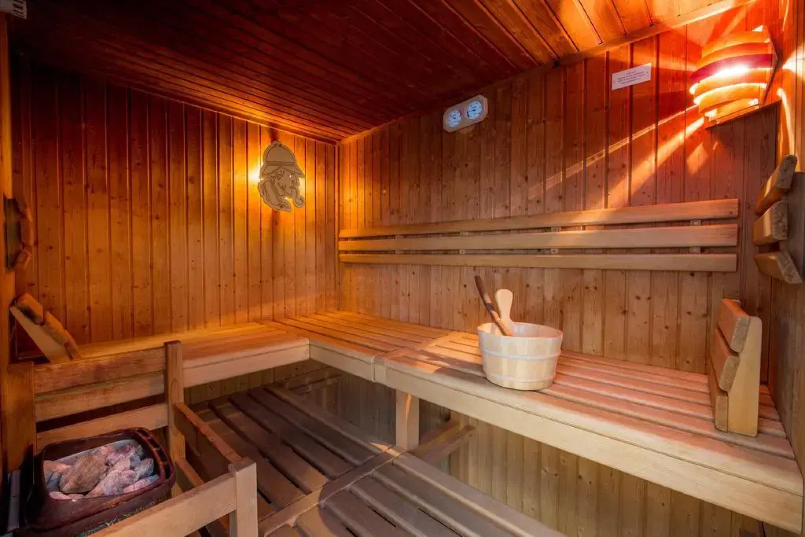 Hotel Sherlock Holmes & Khana Restaurant 200 m Gondola to Hasliberg Ski