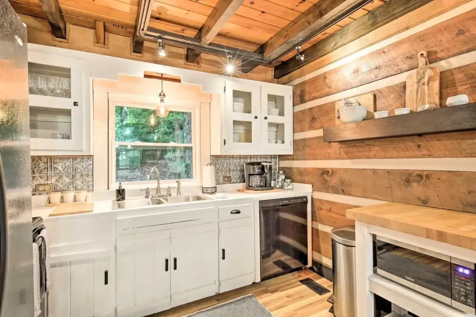 Charming Blue Ridge Mountain Cabin w/ Hot Tub