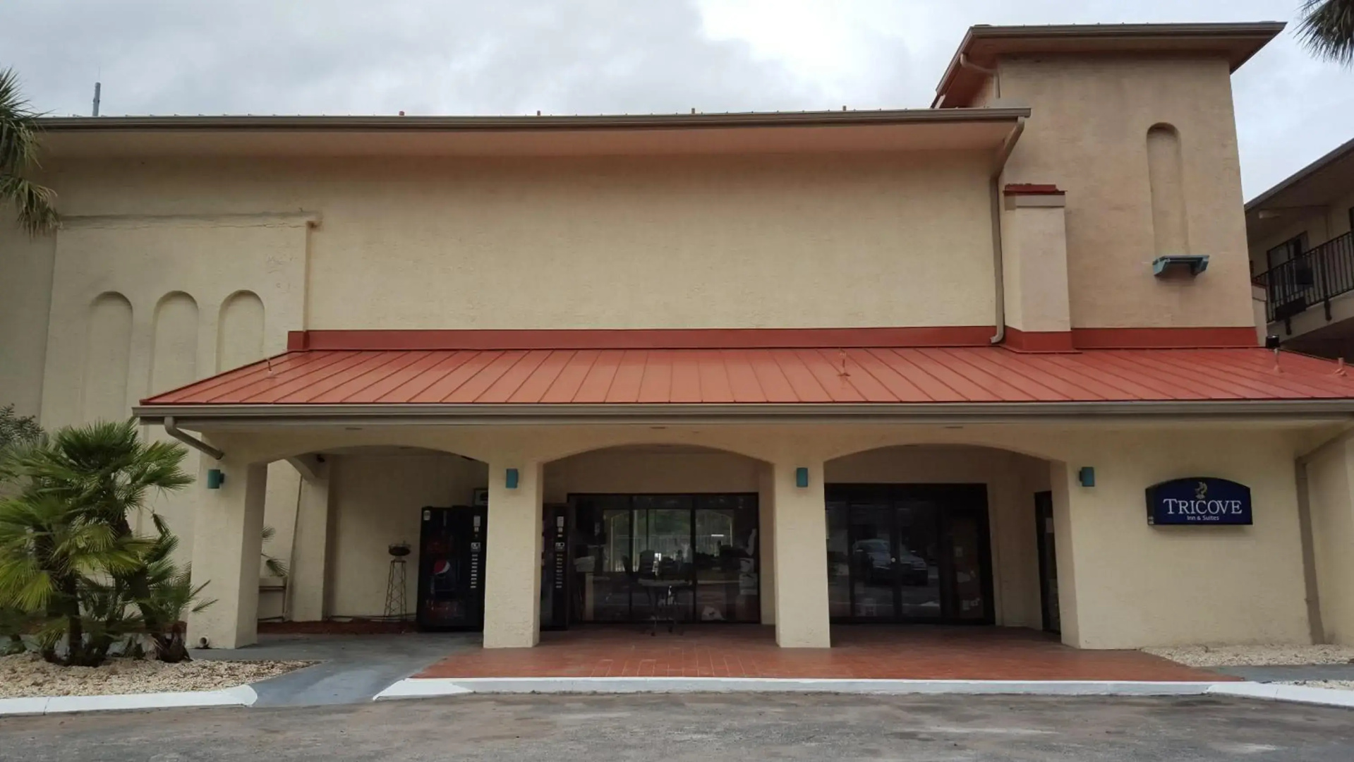 Tricove Inn & Suites