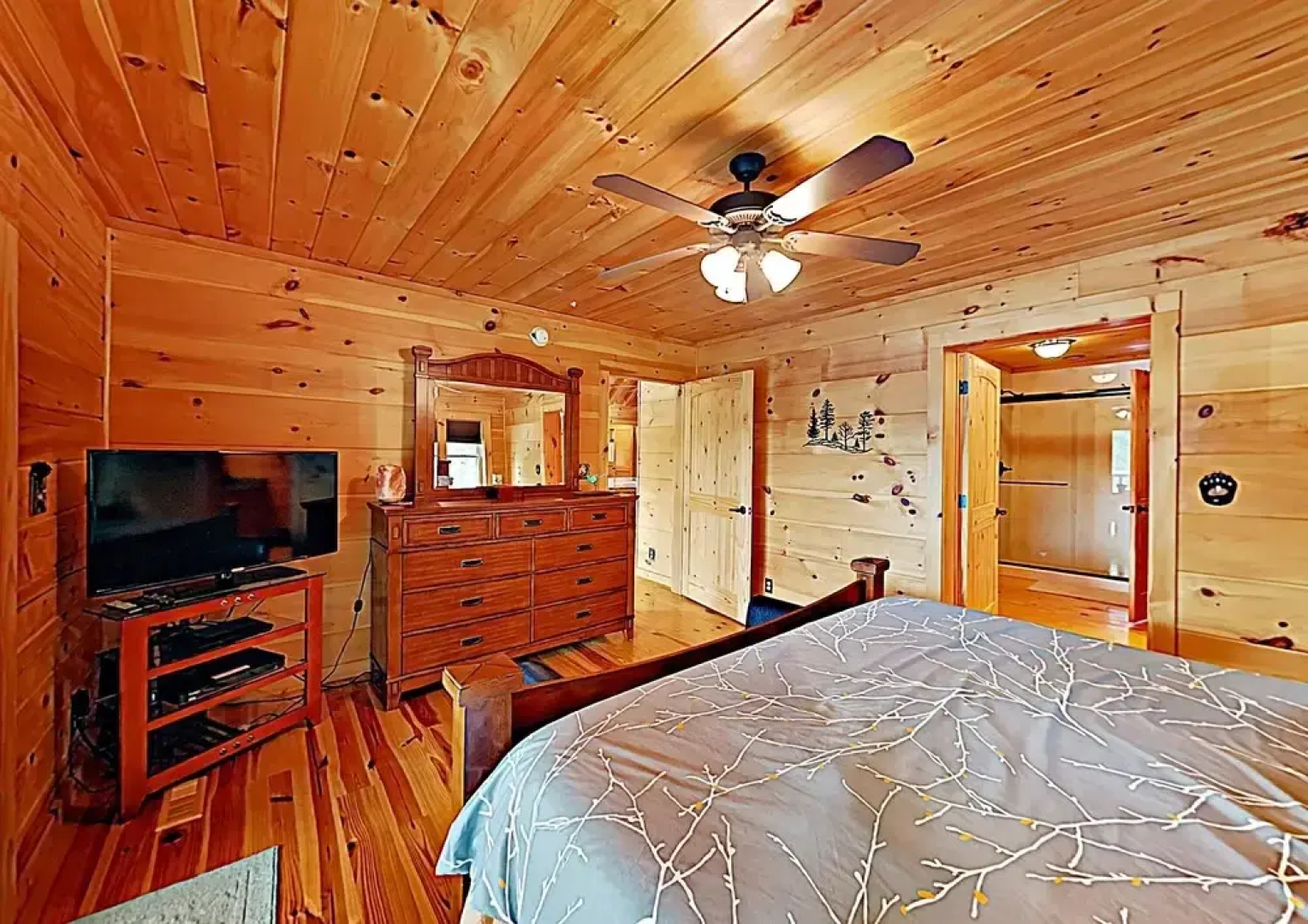 New Listing! Lakefront Log W/ Large Balcony 3 Bedroom Home