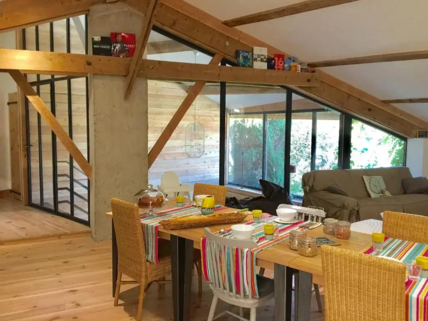 Magnificent Renovated Farmhouse - 10 Min A7 -