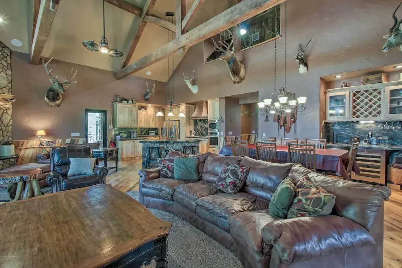 Outdoor Fireplace, Gas Grill: Luxe Heber Cabin!