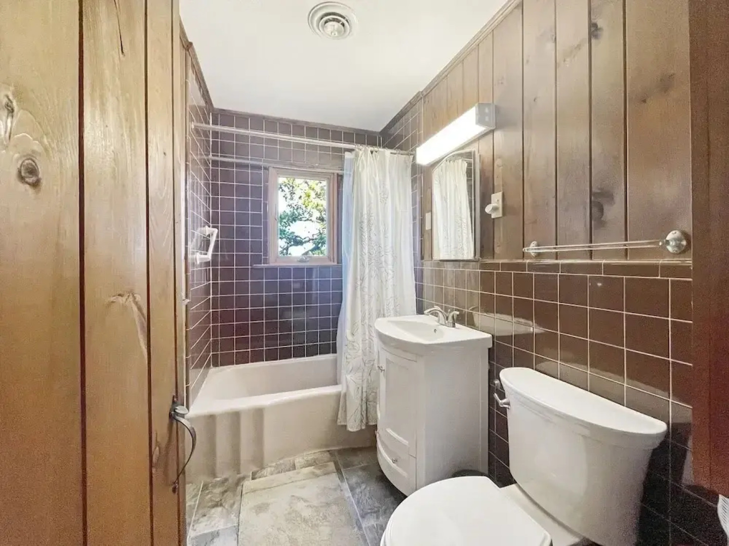 Ragged Rocks - Warm And Inviting Cottage With Uninterrupted Ocean Views 2 Bedroom Home by RedAwning