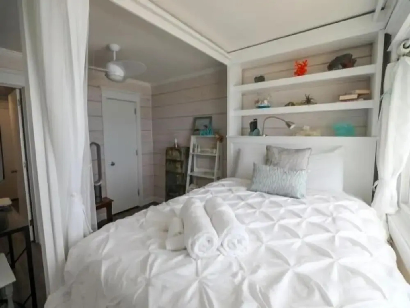 Beach Sunrise - Relaxing and Romantic! Enjoy ocean views from the bedroom with balcony access. 1 Condo by RedAwning