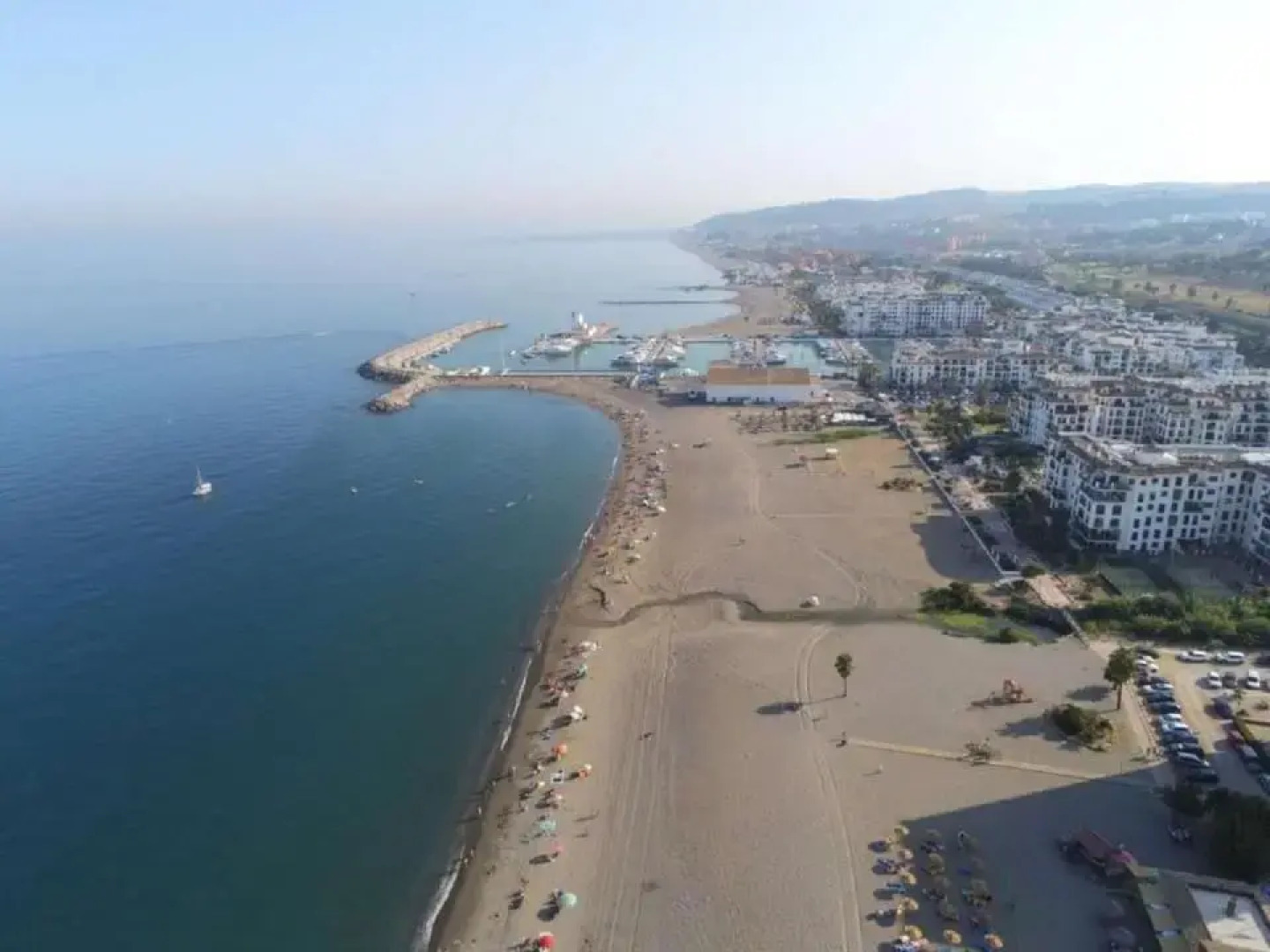 Personal y coqueto en primerísima línea de playa, en la Costa del Sol. Puerto De La Duquesa