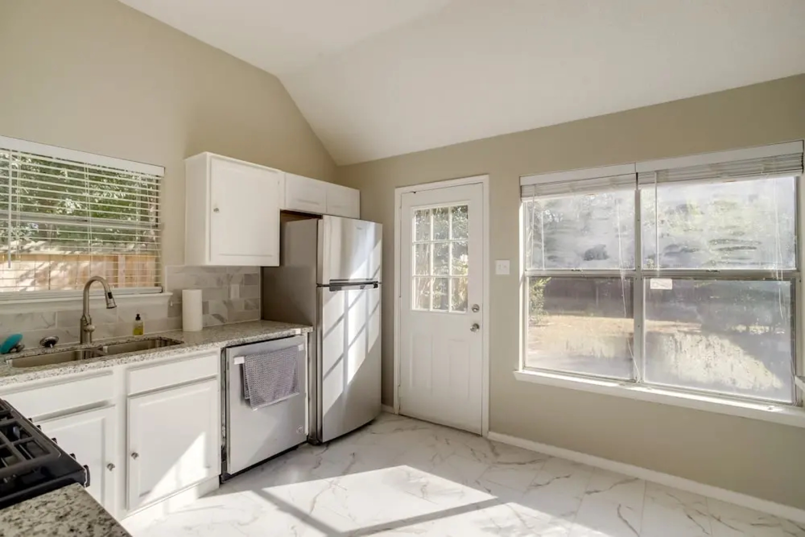 Minimalist Spring Vacation Rental w/ Fireplace