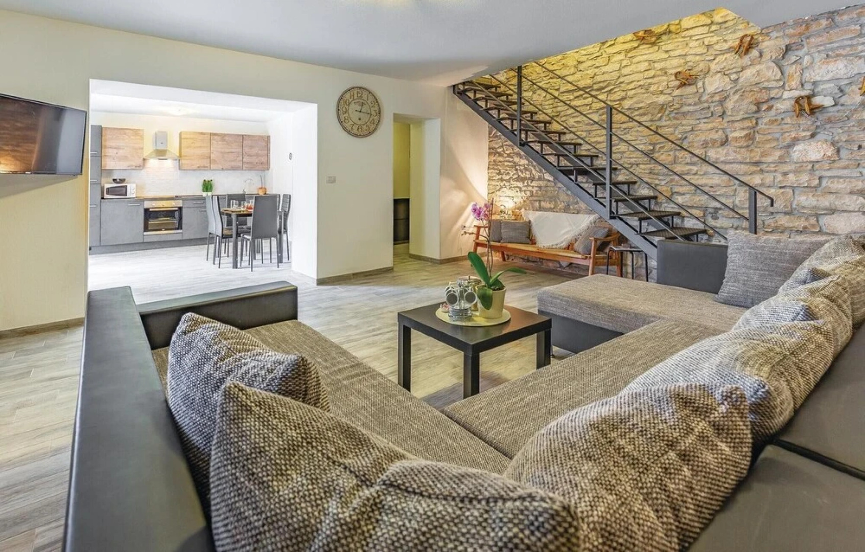 Stunning Home in Peruski With Wifi and 2 Bedrooms