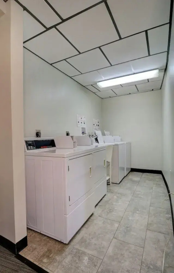 Econo Lodge Inn & Suites