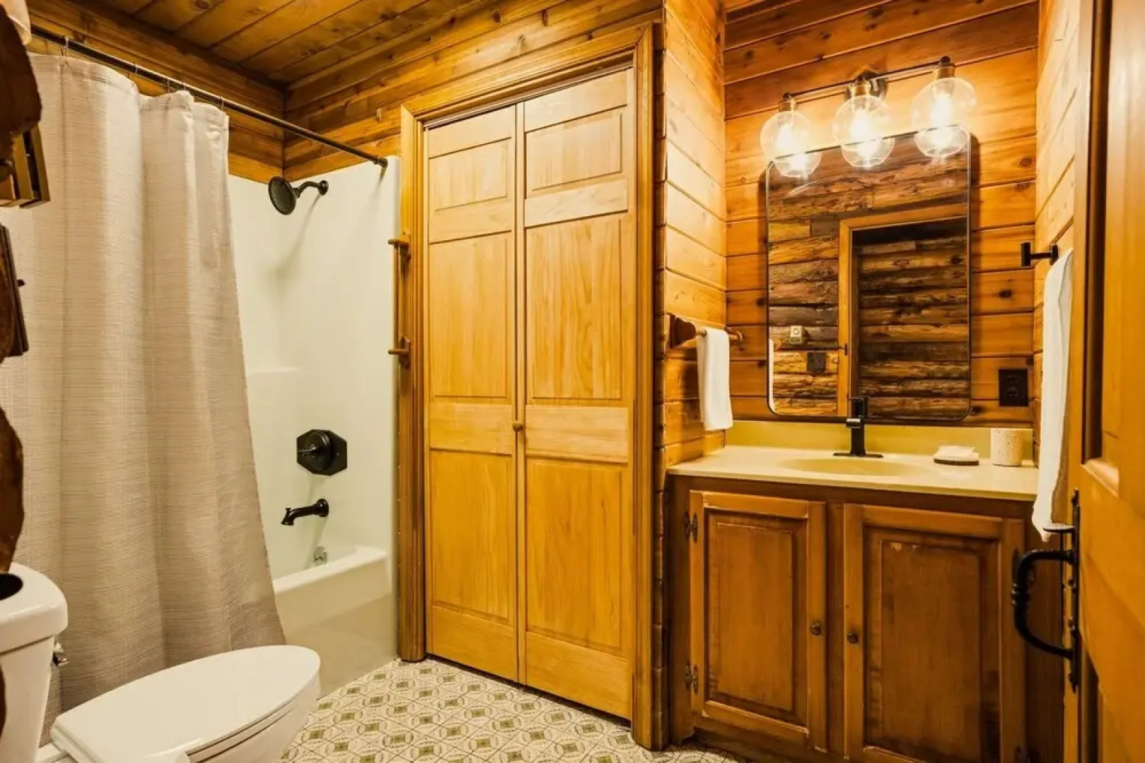 Authentic Log House With Modern Finishes - Game Room & Hot Tub - Pocono Mountains 4 Bedroom Residence by Redawning