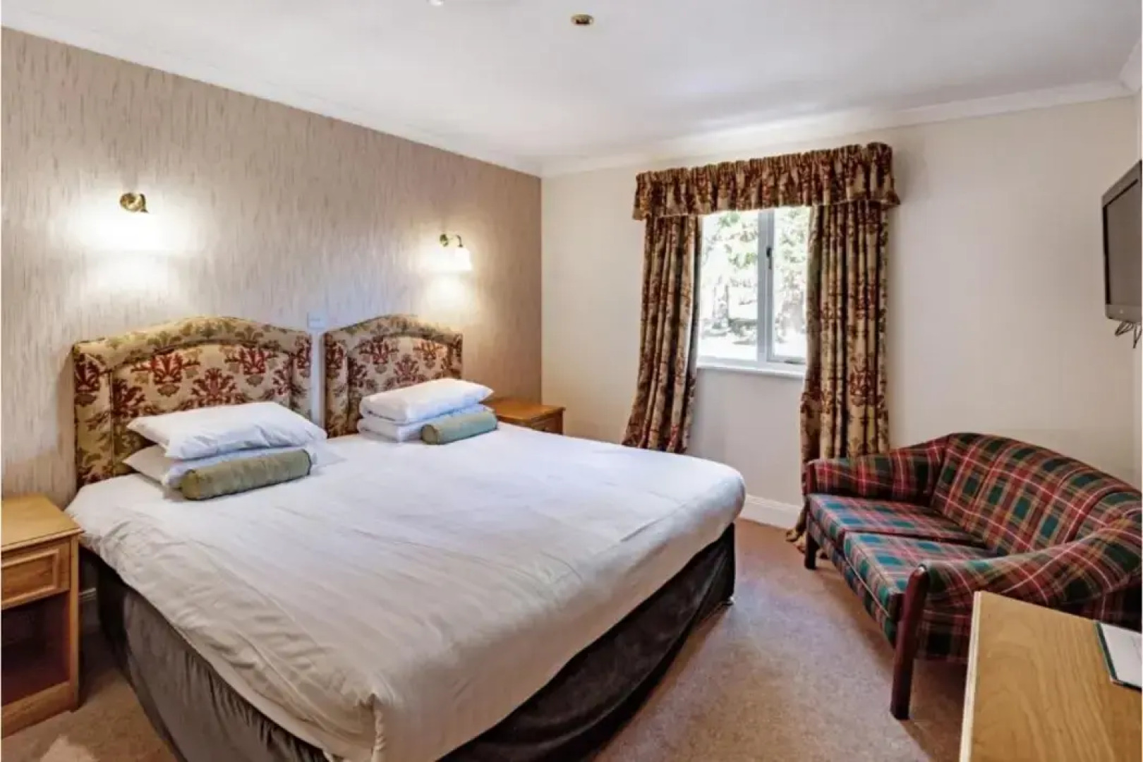 Taychreggan, Signature Collection by Eight Continents