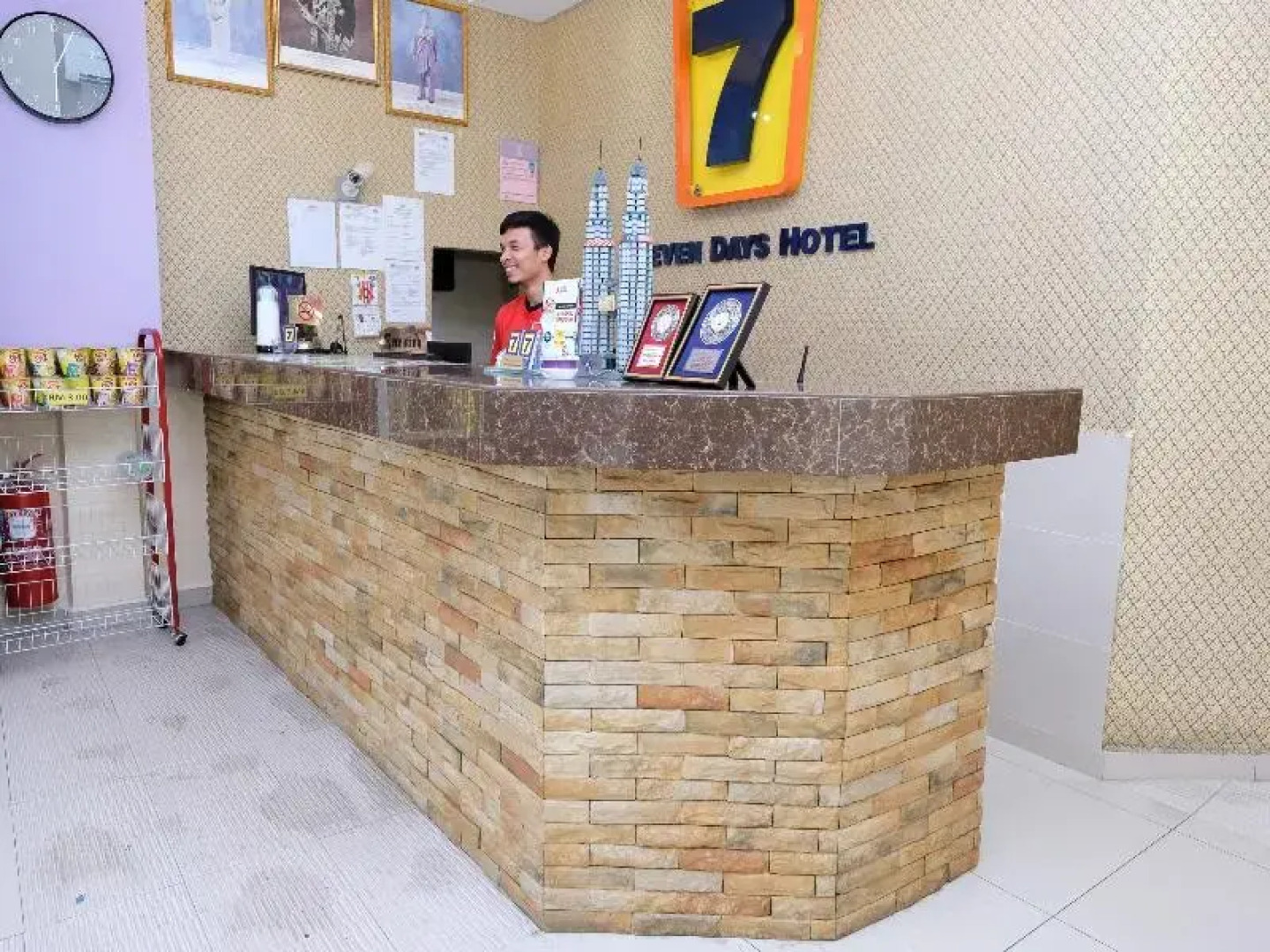 Super OYO 635 Seven Days Hotel