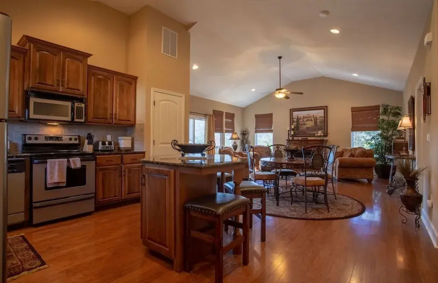 Classy Canyon Retreat - 5 Br Home