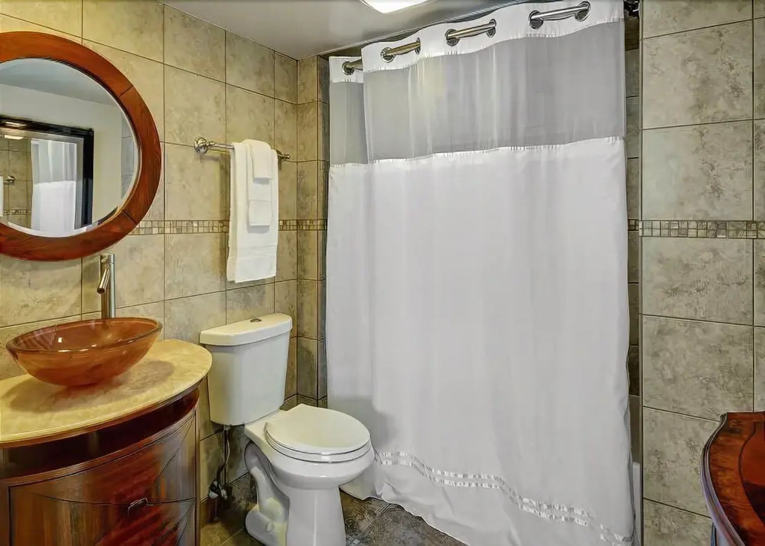 Newmark Elliott Bayview Luxury Suite - Two Bedroom Apartment with Balc