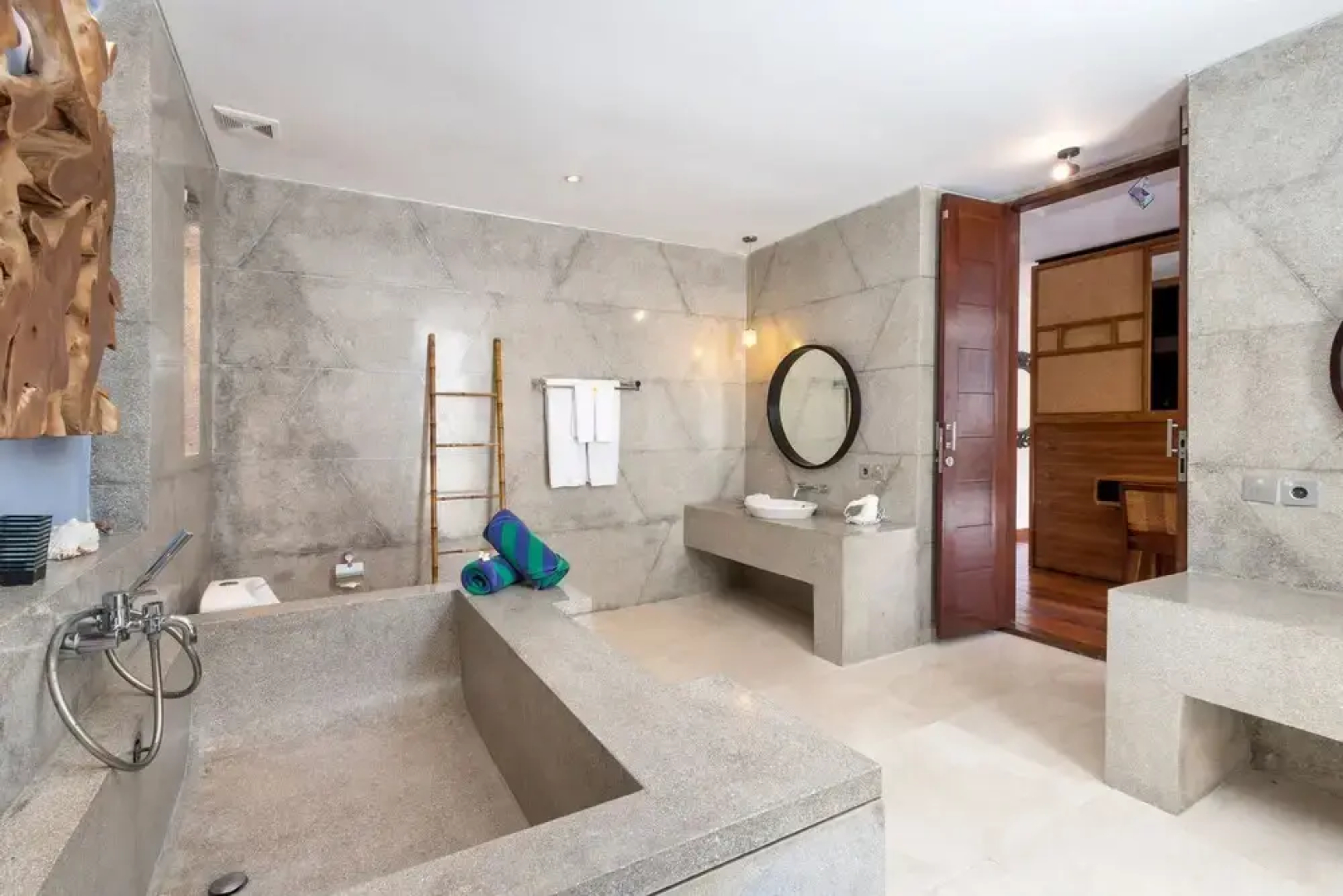 Wonderful Oceanfront 3 Br Villa in Seminyak