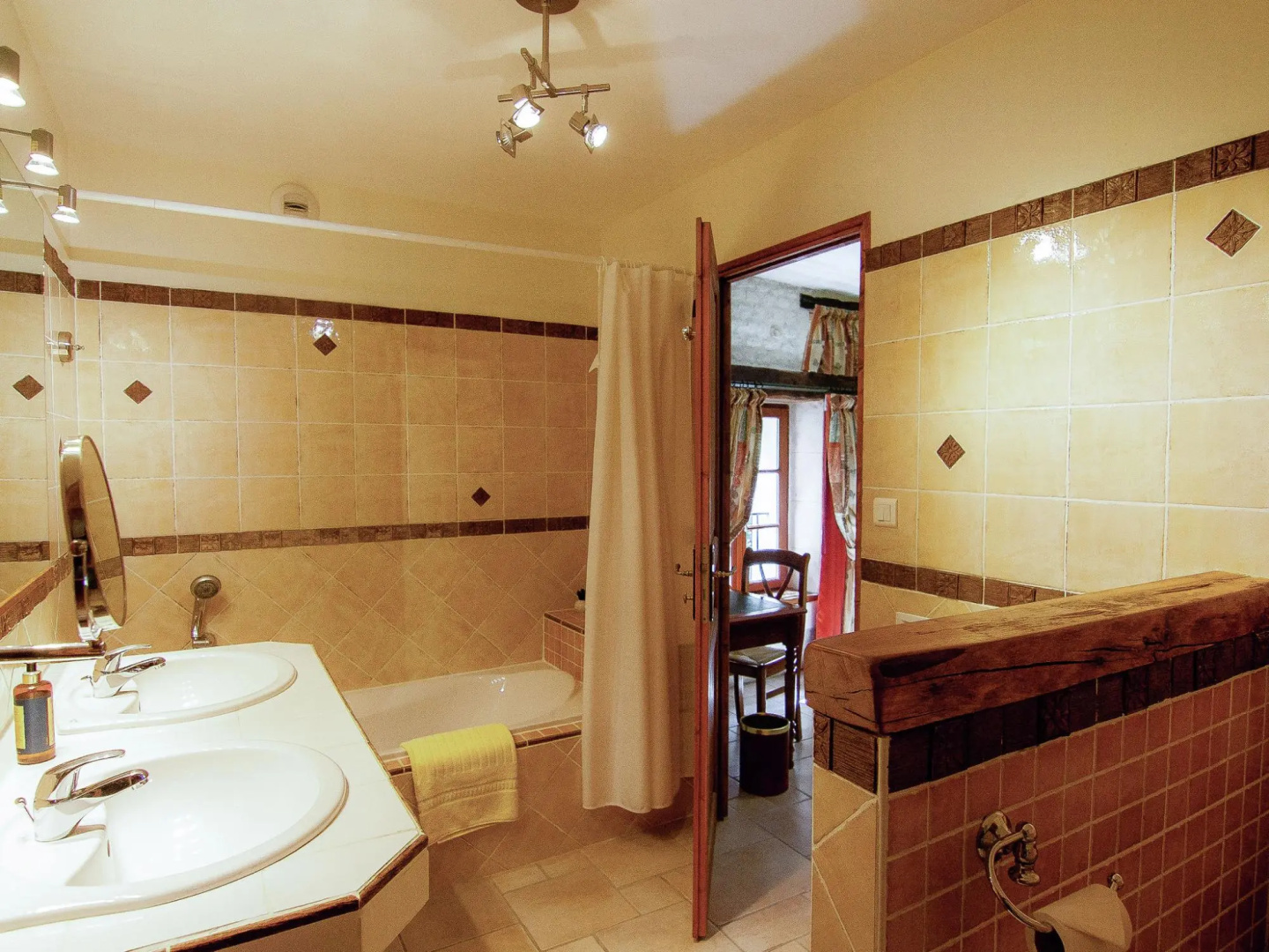 Luxorious Mansion in Saint-Preuil with Sauna