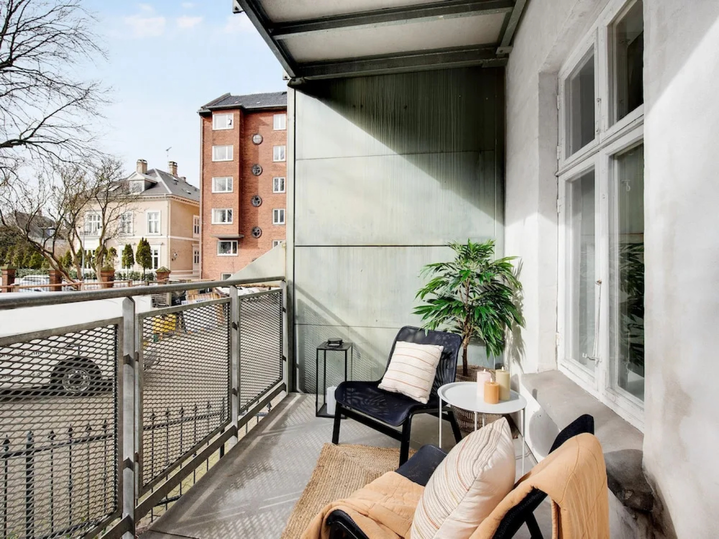 Sanders Constantin - Chic 2-bdr Apt With Balcony