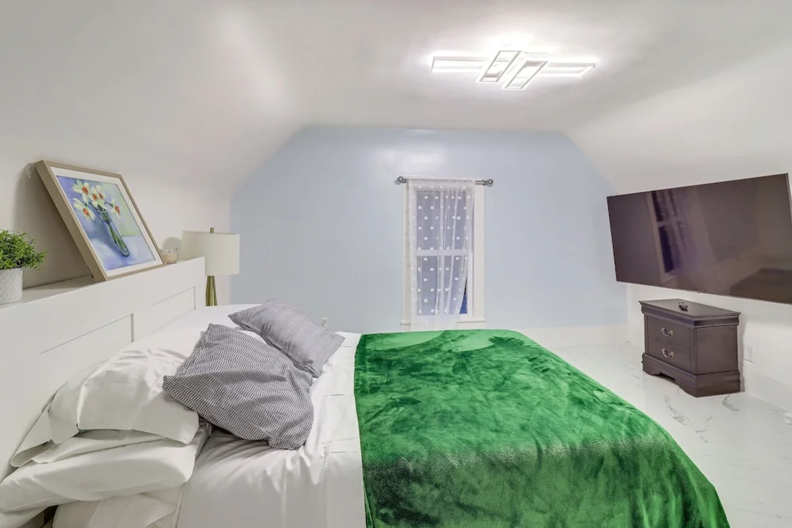 Michigan Retreat w/ Screened-in Porch, Near Lakes!